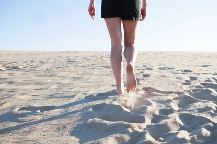 Mengapa Berjalan Diatas Pasir Memerlukan Lebih Banyak Tenaga?